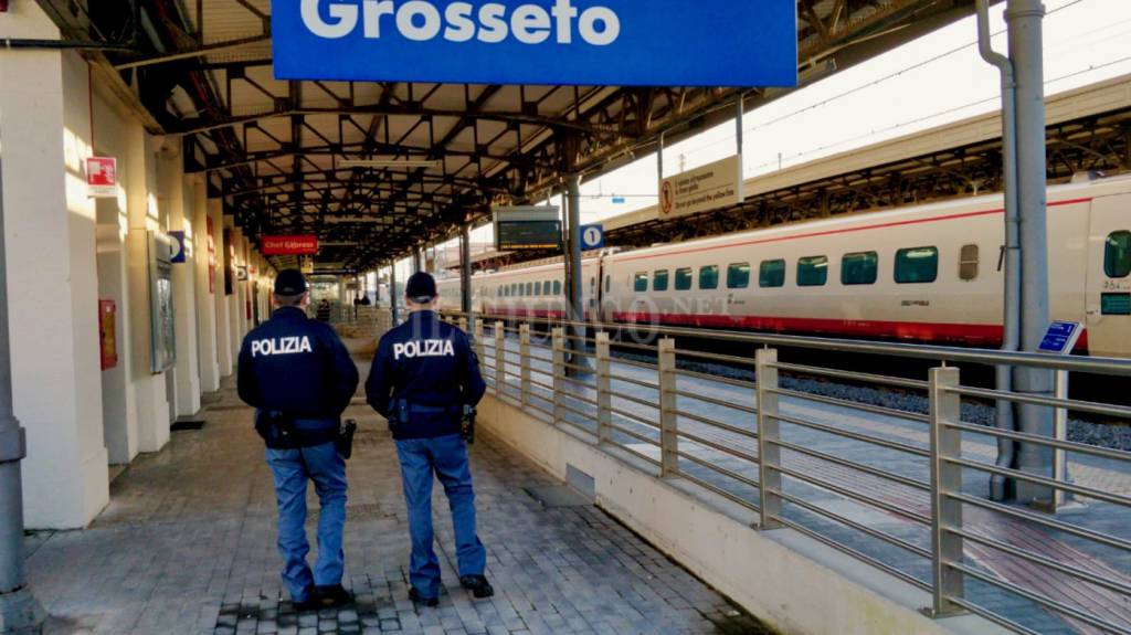 Ruba al controllore i soldi delle multe fatte sul treno