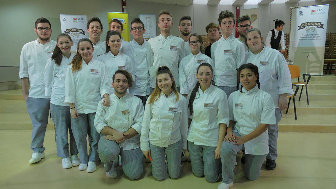 Gli studenti vanno a scuola di cucina con il cooking show