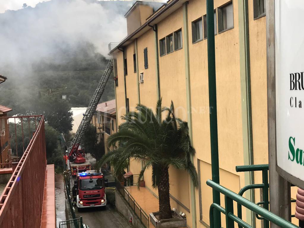 Incendio in casa: vigile del fuoco finisce in ospedale