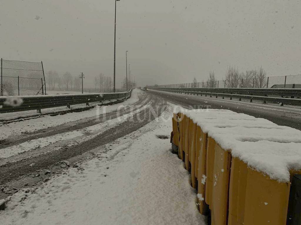 L’odissea di 140 passeggeri degli autobus bloccati sulla Senese: scortati dalla polizia sino a casa