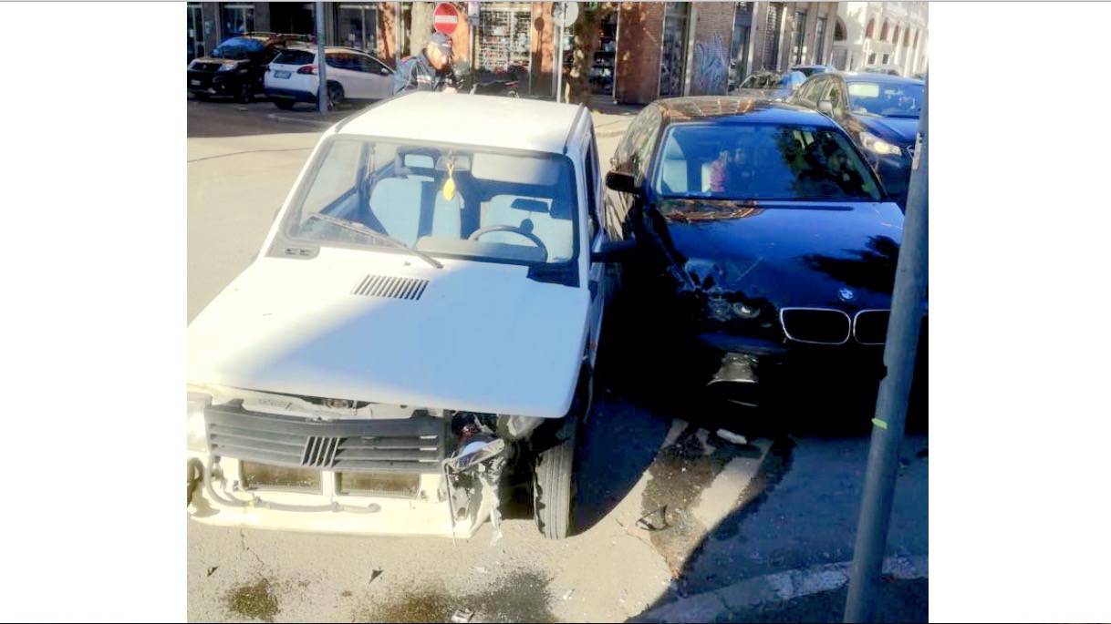 Incidente stradale: scontro tra due auto in città