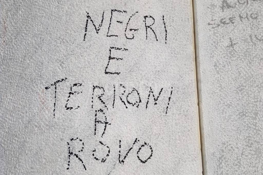 Scritte razziste sul monumento, Benini: «Proprio oggi che commemoriamo l’olocausto»