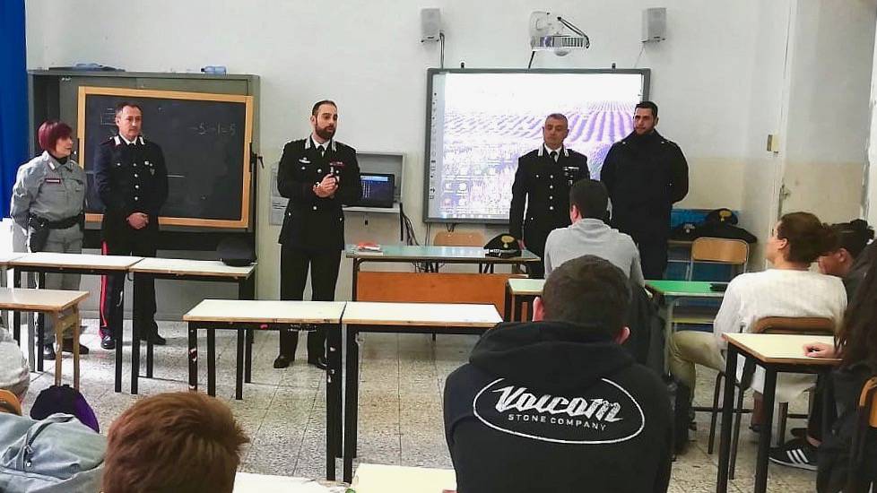 Carabinieri a scuola per insegnare la legalità: al via le lezioni in tutta la Maremma