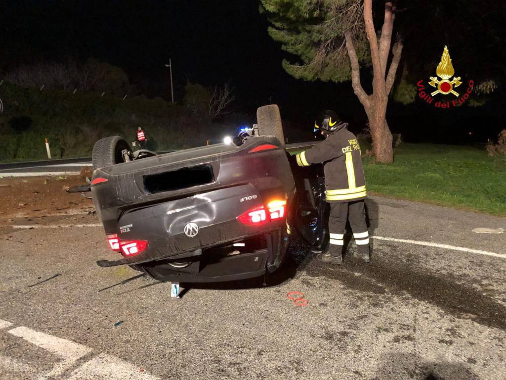 Incidente stradale nella notte: auto si ribalta sulla carreggiata. Ferito un uomo