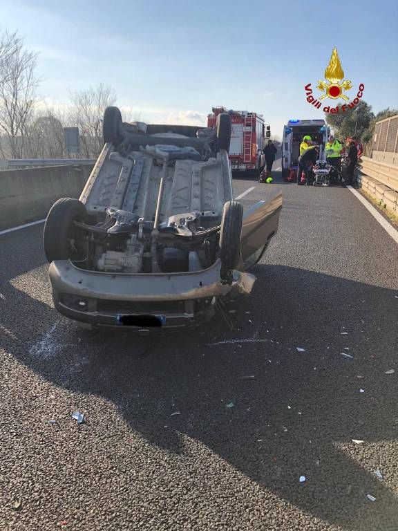 Scontro tra due auto: una si ribalta sull’Aurelia. Traffico bloccato