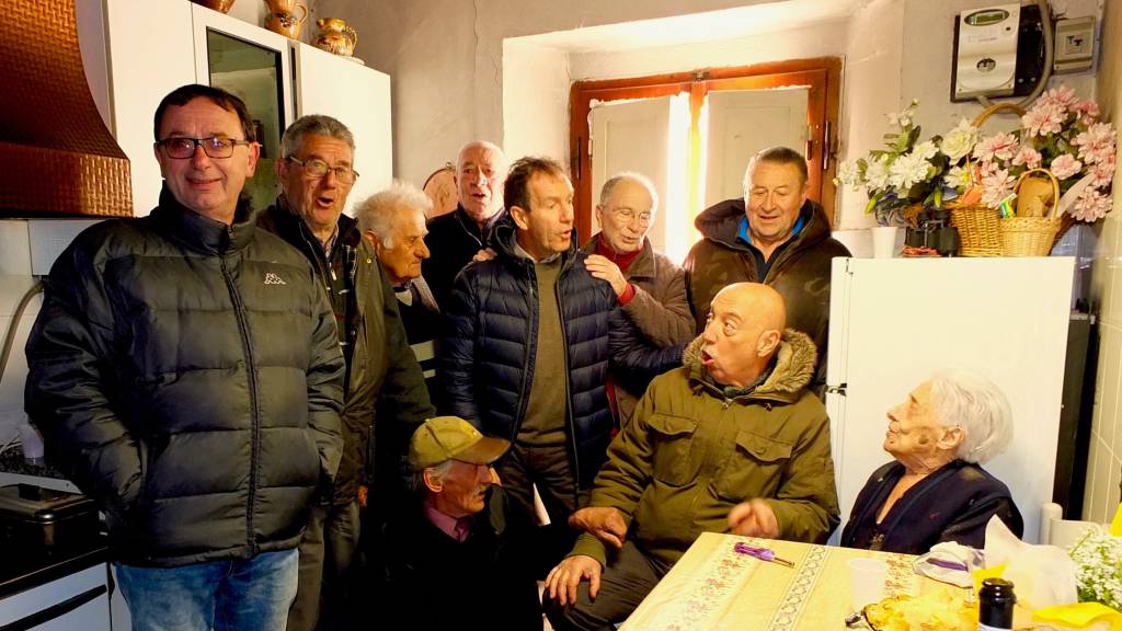 Iura compie 105 anni: grande festa in paese e la distilleria le dedica una bottiglia speciale