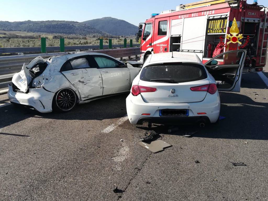 Doppio incidente sulla Senese, cinque auto coinvolte. Strada chiusa. Tre feriti