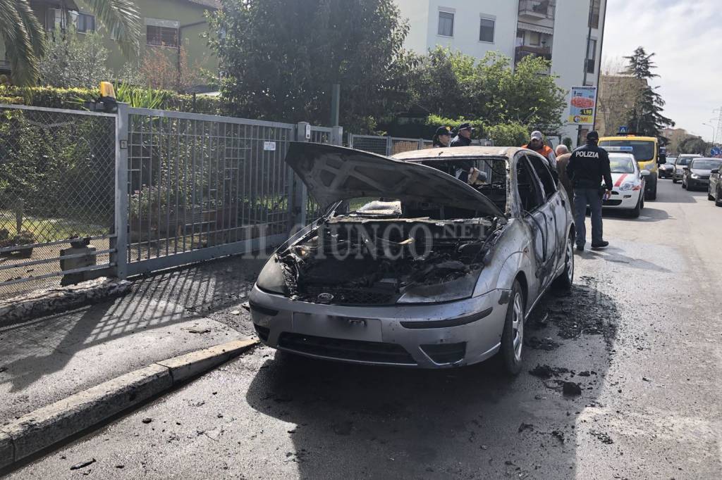 Auto a fuoco in città: coppia di anziani esce dall’abitacolo appena in tempo