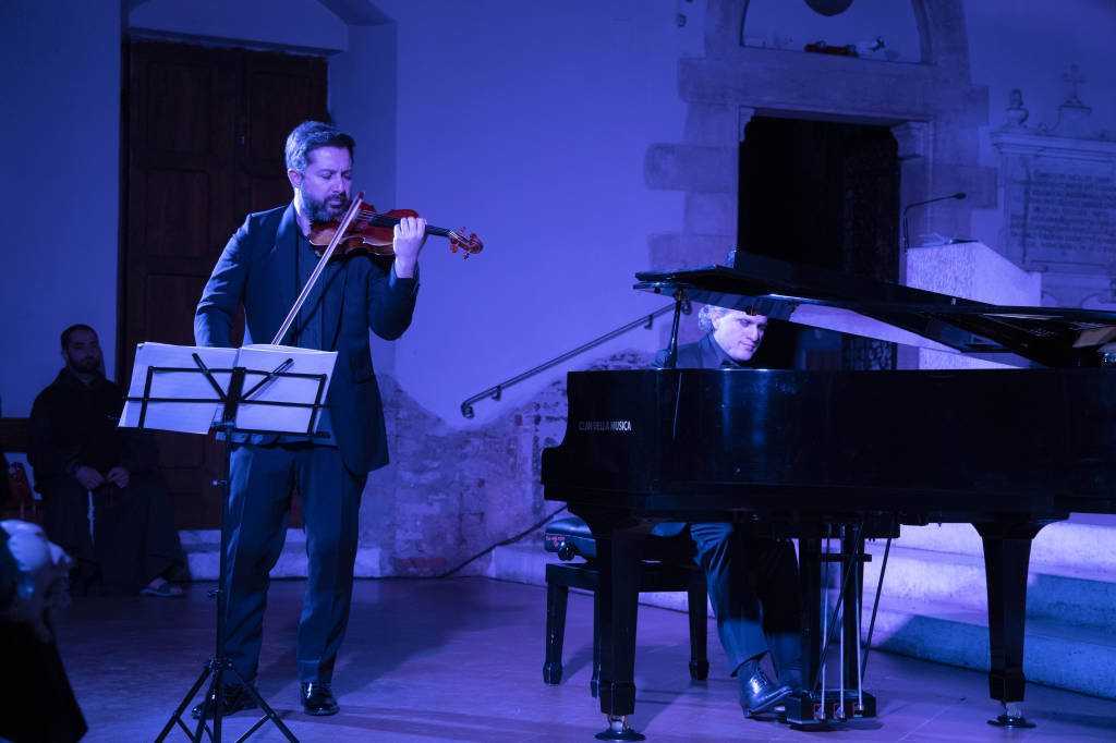 Successo per il concerto al buio con il pianista non vedente Gianluca Casalino