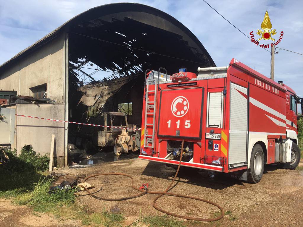 A fuoco capannone agricolo: il tetto era di eternit. Al via la decontaminazione