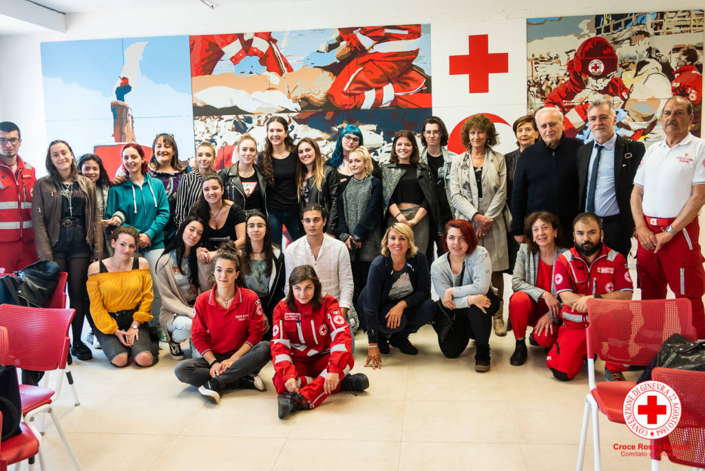 Un’opera dei ragazzi del liceo artistico nella sala della sede della Cri