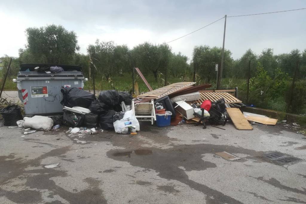 Discarica sulla strada «Proprio dove si trova la fontanella dell’acqua»