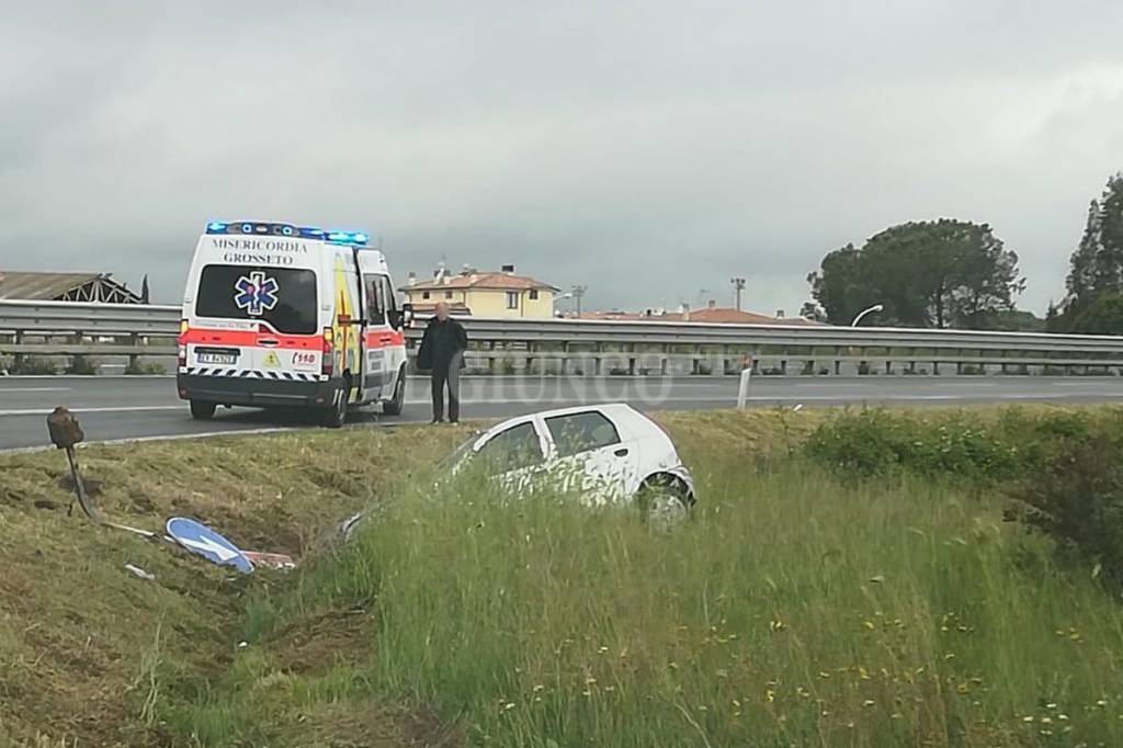 Terzo incidente in poche ore: esce di strada, butta giù un cartello stradale e finisce nel campo