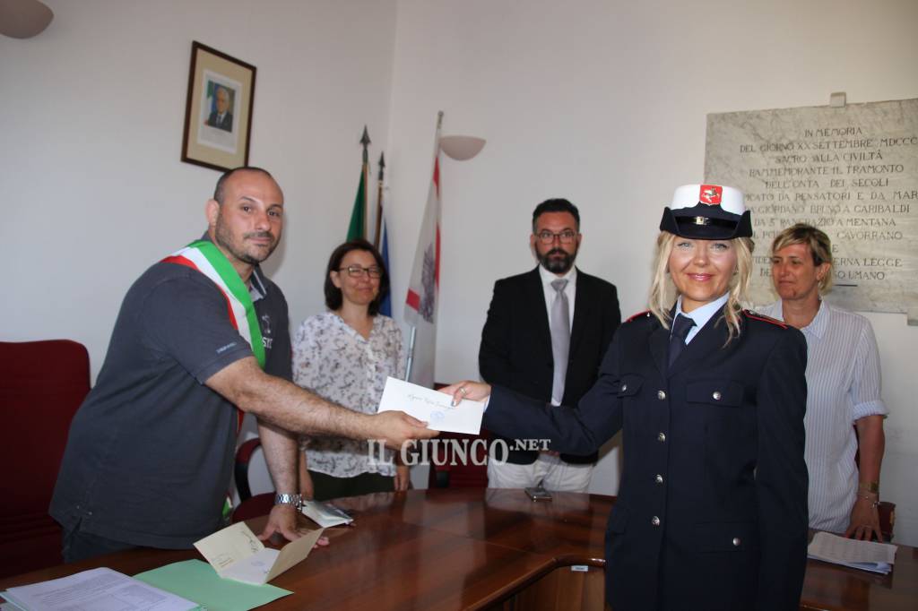 Scoprono auto pirata grazie alle indagini: encomio per gli agenti della Municipale