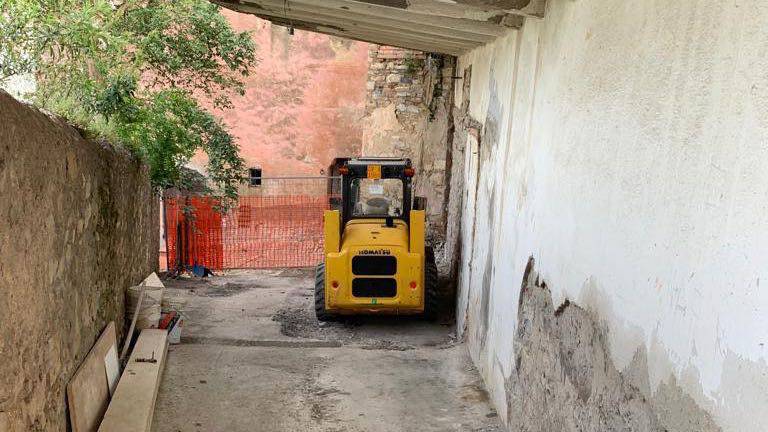 Demoliti i bagni pubblici sotto la piazza: «L’area sarà riqualificata»