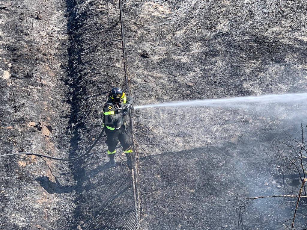 incendio fumo sulla strada