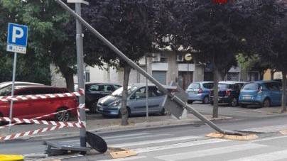 Incidente in città: l’auto abbatte il lampione che finisce nella strada