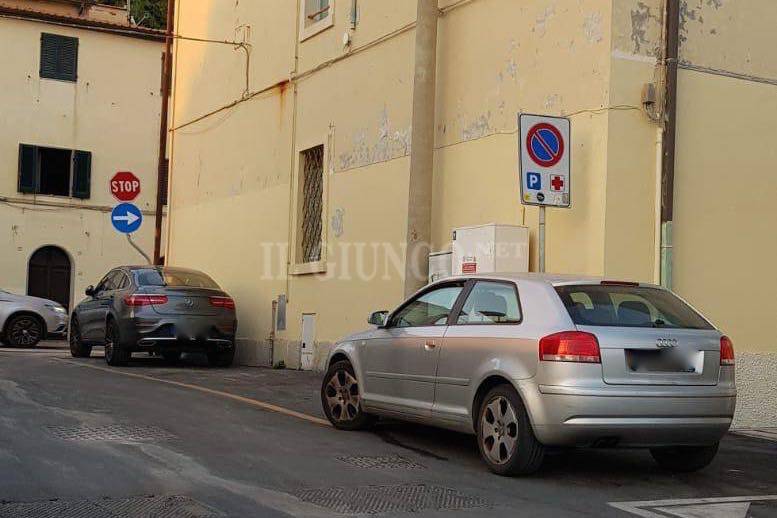 Il parcheggio è chiuso d’estate: «Noi infermieri non abbiamo dove lasciare l’auto»