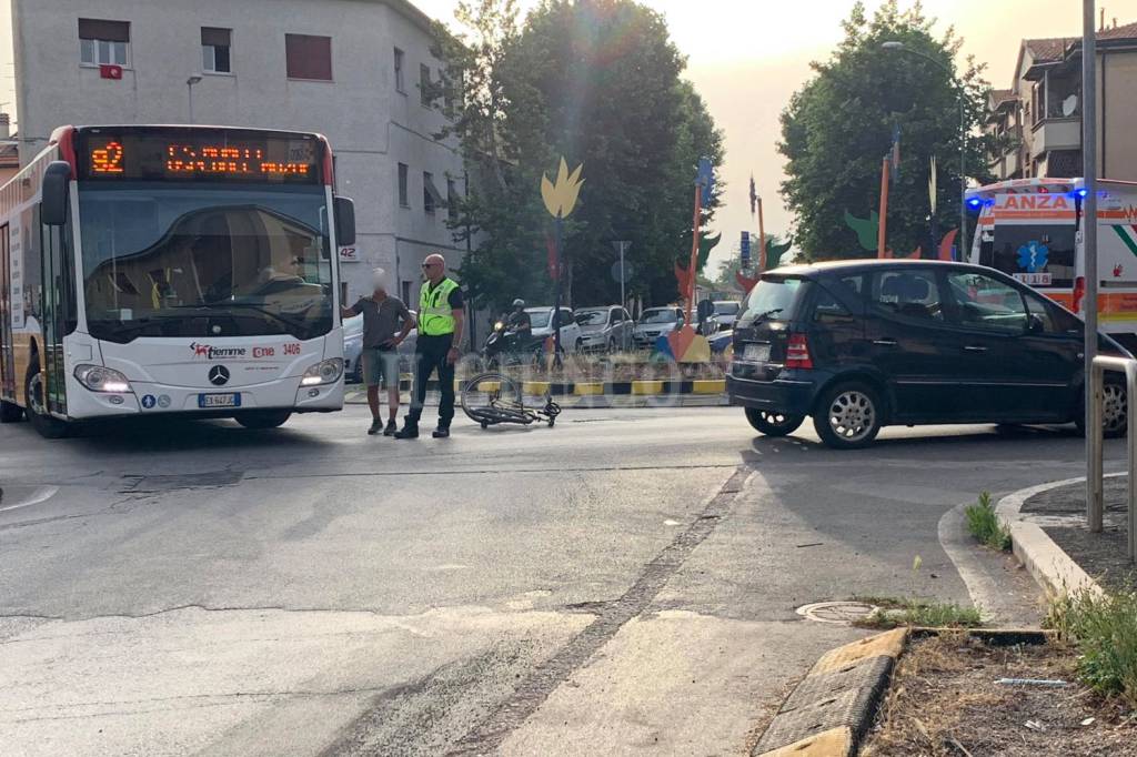 Due incidenti in città in pochi minuti: ferito un ciclista