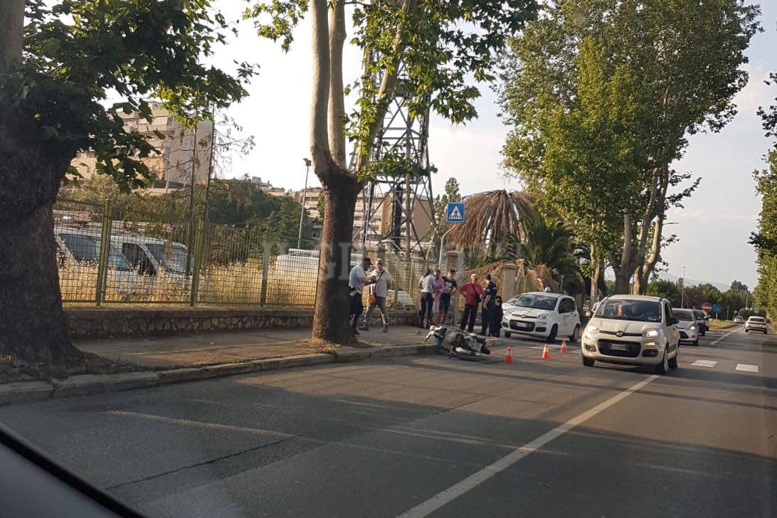 Incidente in città: scontro tra auto e scooter. Donna finisce in ospedale