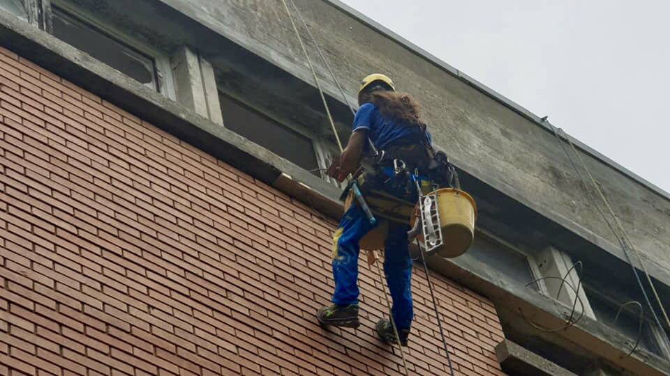 Acrobati in azione sulla facciata della scuola: ecco il cantiere “spettacolare” delle medie