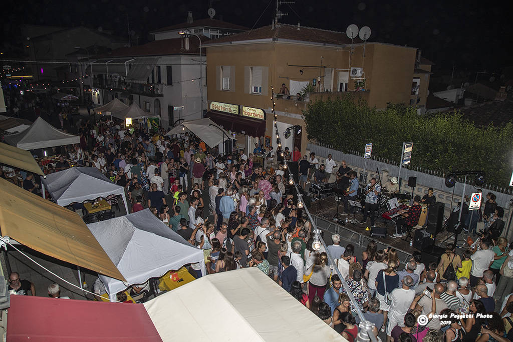 Grande successo per il Grey Cat Street Club tra le vie di Senzuno. Ecco tutte le foto dell’evento