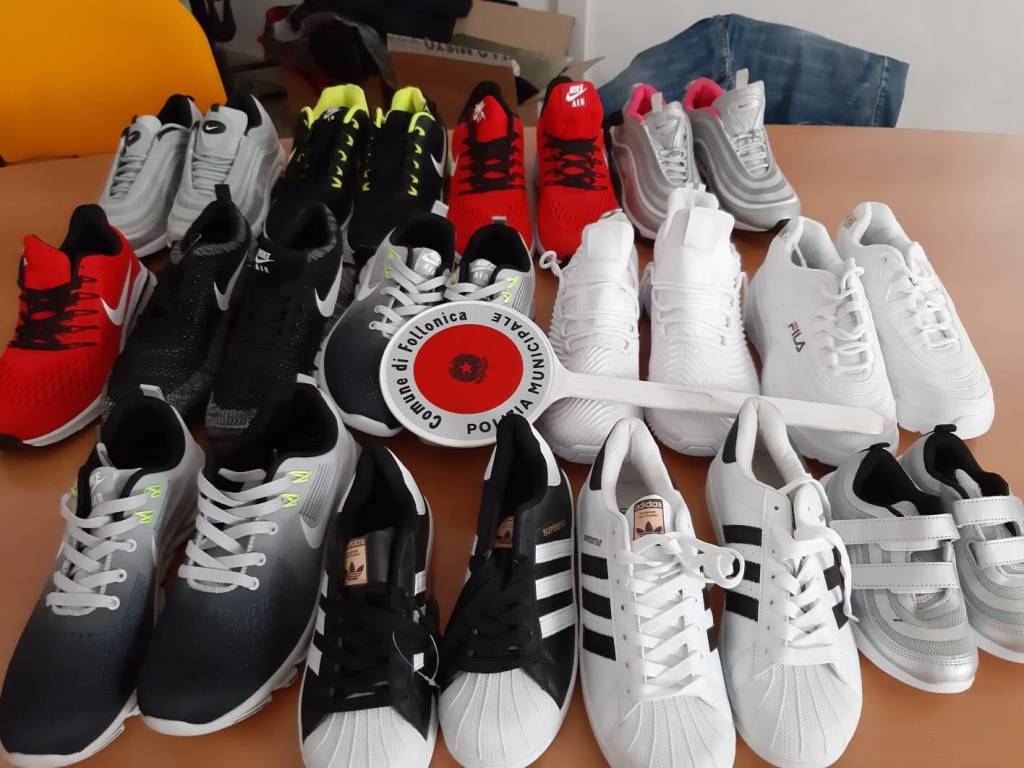 Adidas, Nike, Fila: nuovo sequestro di merce contraffatta in spiaggia