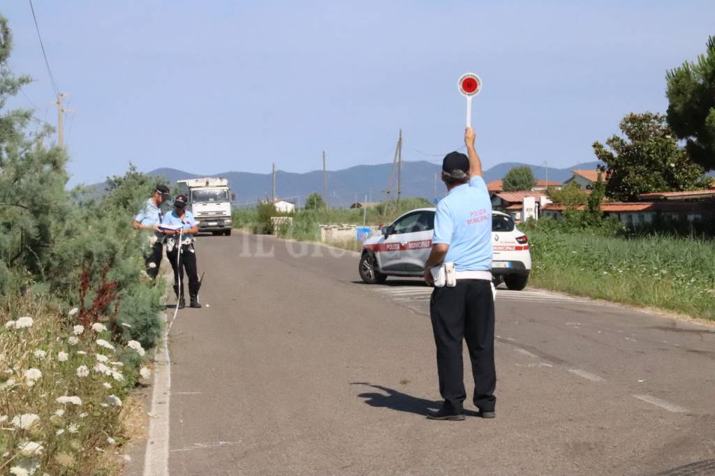 Incidente sulla strada per il mare: scontro tra due auto. Una persona in ospedale