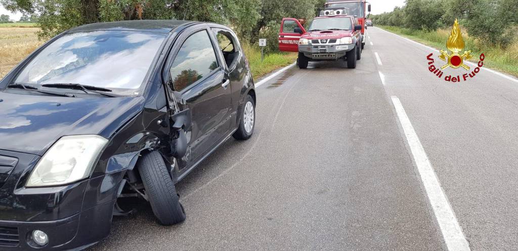 Incidente stradale: scontro tra due auto. Sul posto 118 e Vigili del fuoco