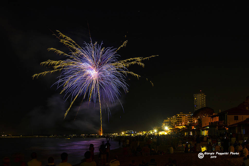 I fuochi d’artificio dedicati al piccolo Alessandro illuminano Follonica