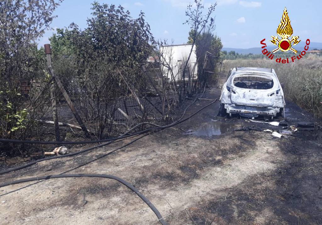 Incendio alle porte della città: auto a fuoco. Bruciati orti e campi