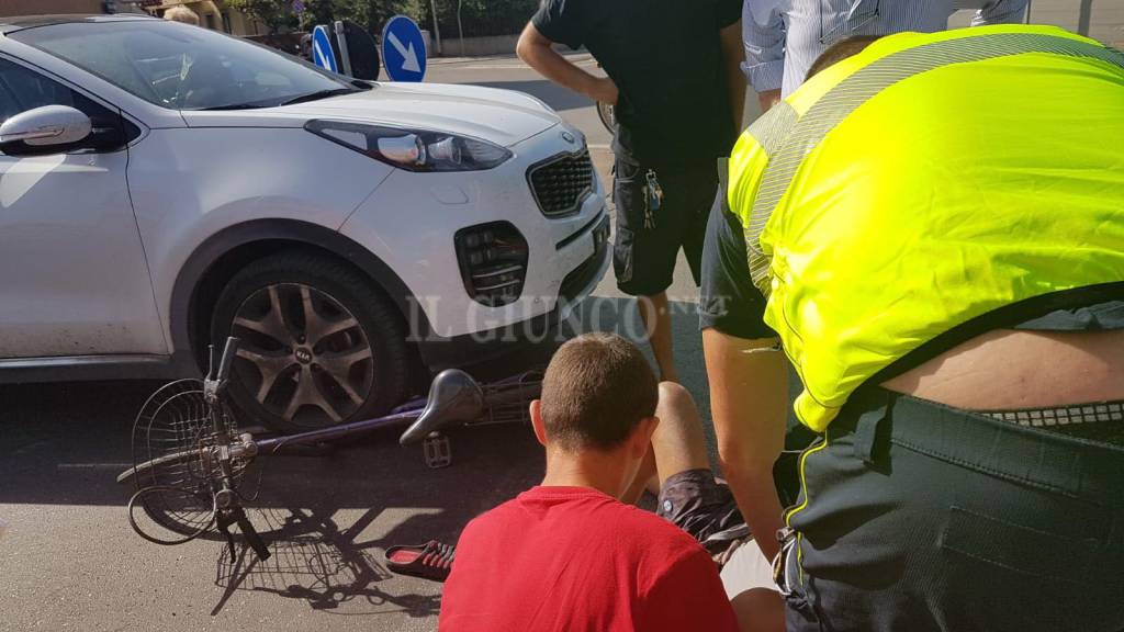 Incidente in paese: scontro tra auto e bici. Una persona in ospedale