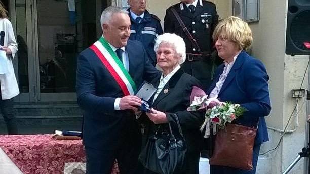 Auguri a nonna Giuseppina che compie 100 anni: da levatrice faceva nascere i bambini del paese