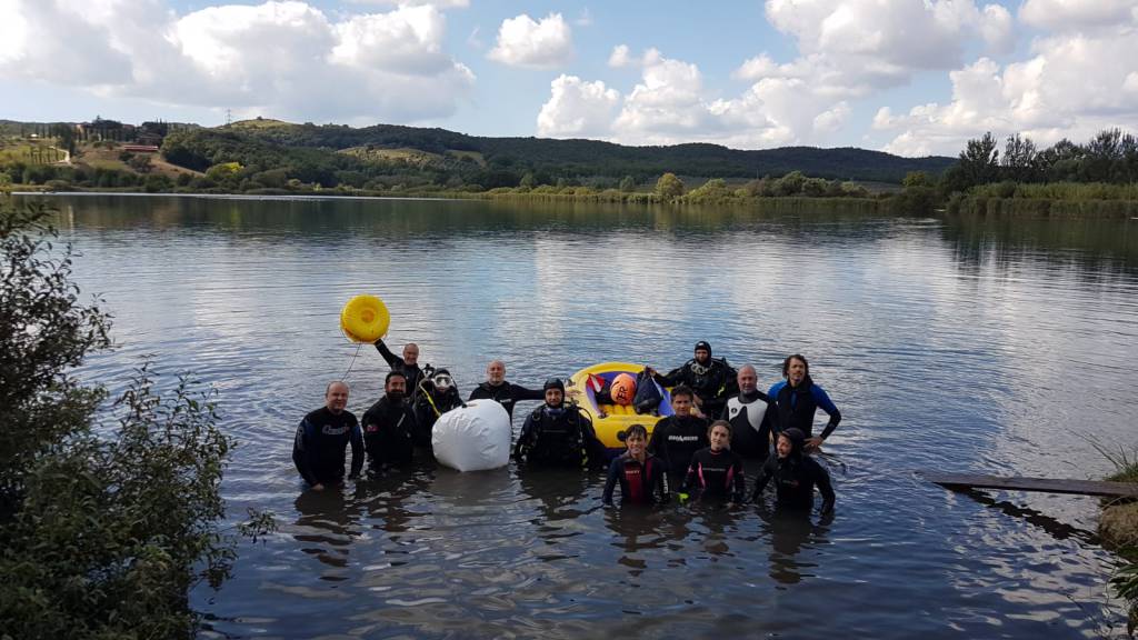 30 sub da tutta la Toscana puliscono il Lago dell’Accesa dai rifiuti