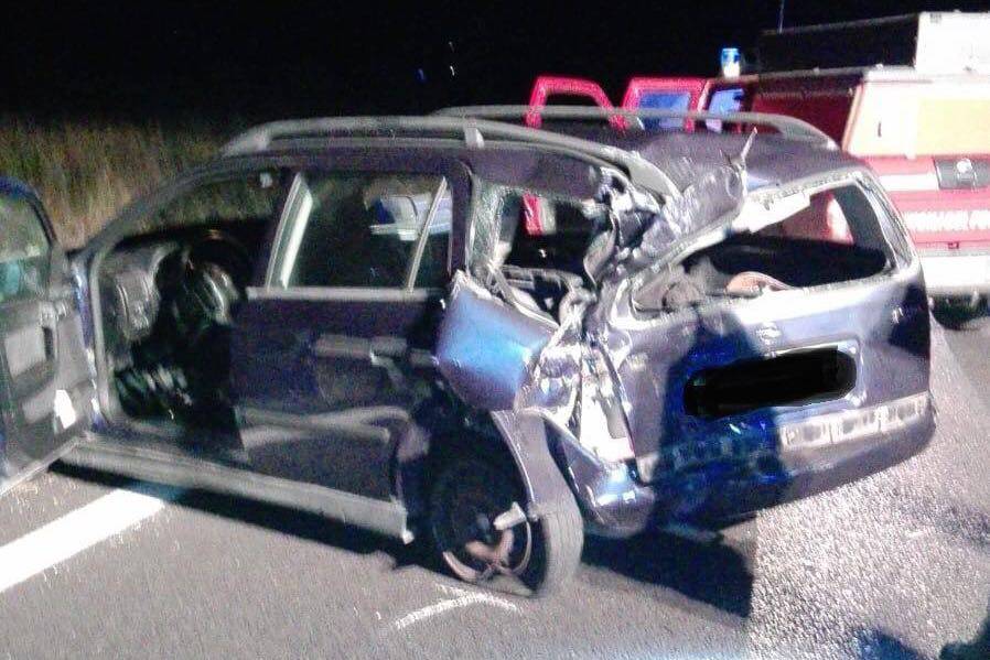 Incidente nella notte: scontro tra auto e camion. Una persona incastrata tra le lamiere