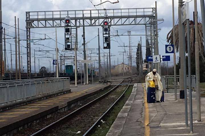 Il passaggio a livello si rompe: treno fermo da oltre un’ora «Vogliamo tornare a casa»