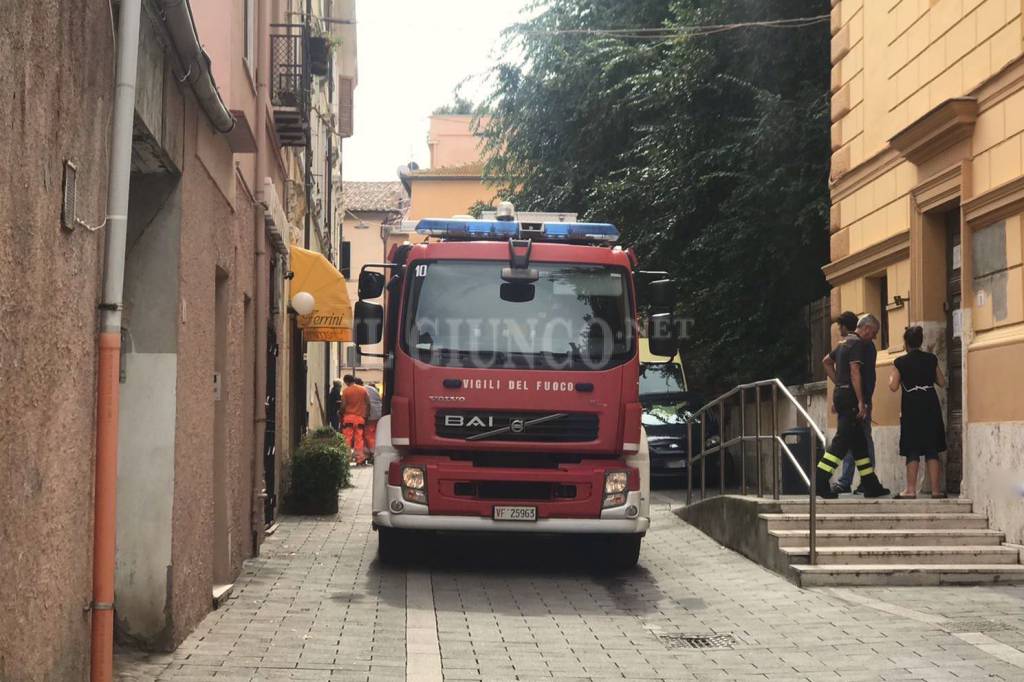 La corrente va via e una persona resta bloccata nell’ascensore della scuola