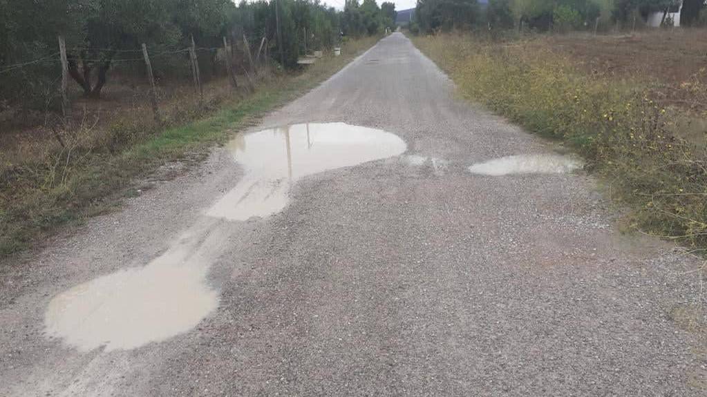 Buche sulla strada, la protesta di un residente: «E’ una vergogna. Da mesi chiediamo un intervento»