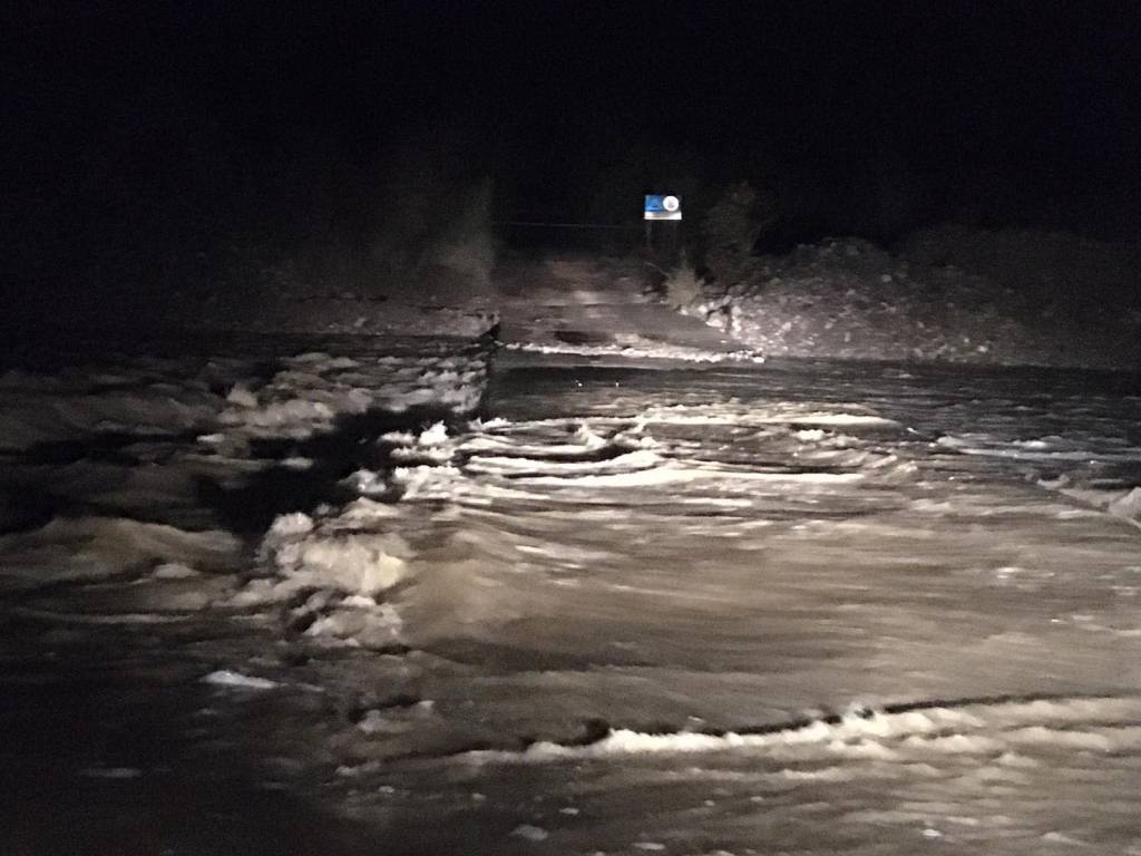 Fosso in piena, chiuso il passo sulla strada