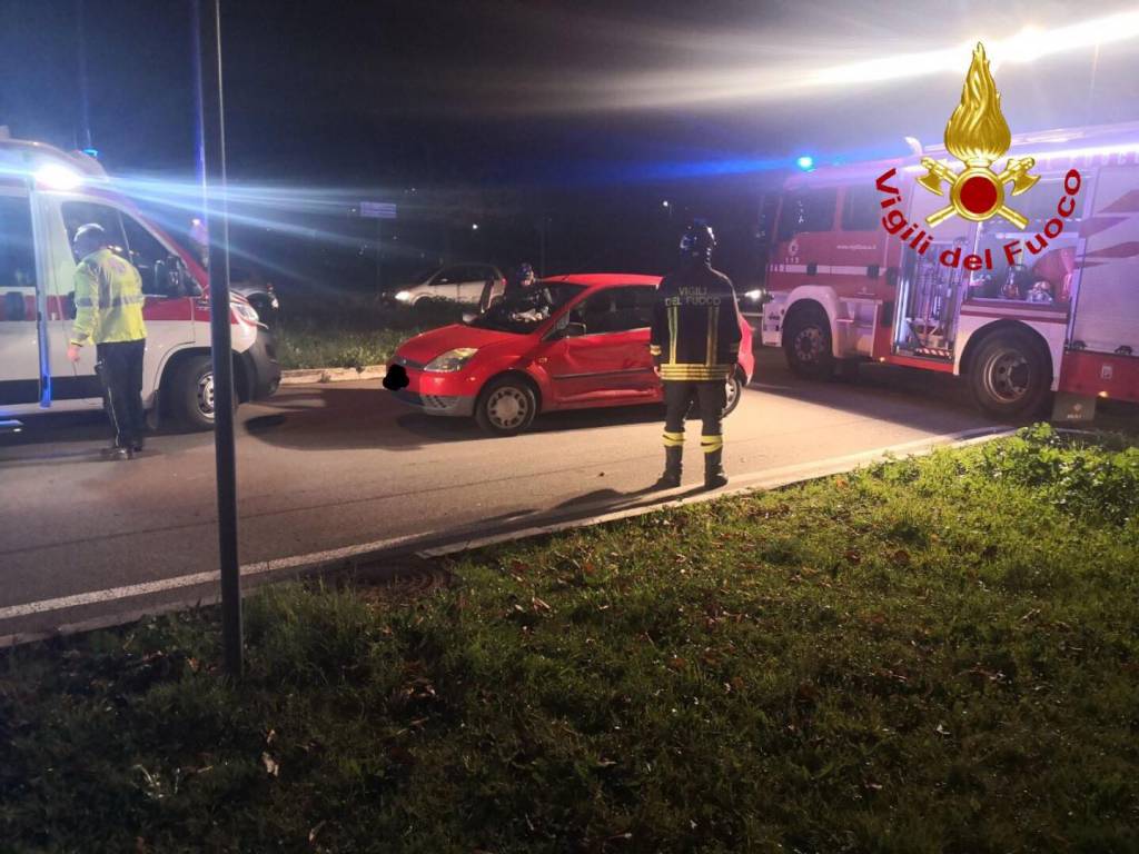 Incidente in città: una persona ferita incastrata nell’auto