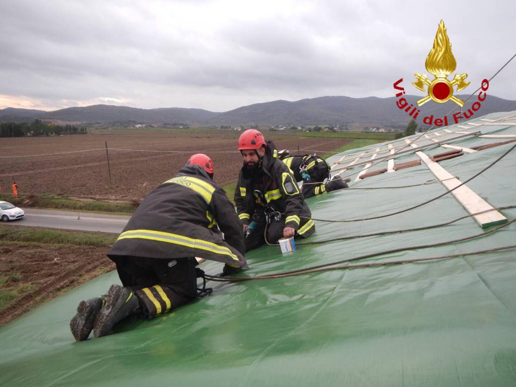 Vigili del fuoco al lavoro per mettere in sicurezza i tetti scoperchiati dal vento