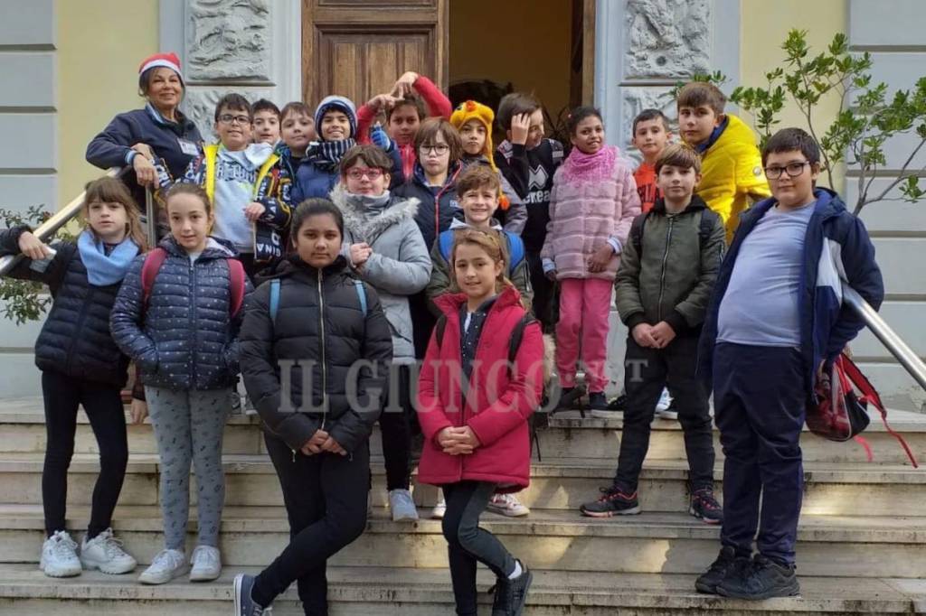 I bambini cantano per gli anziani della casa di riposo