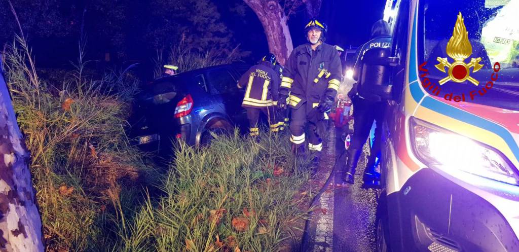 Si schianta contro un albero e viene sbalzato fuori dall’auto