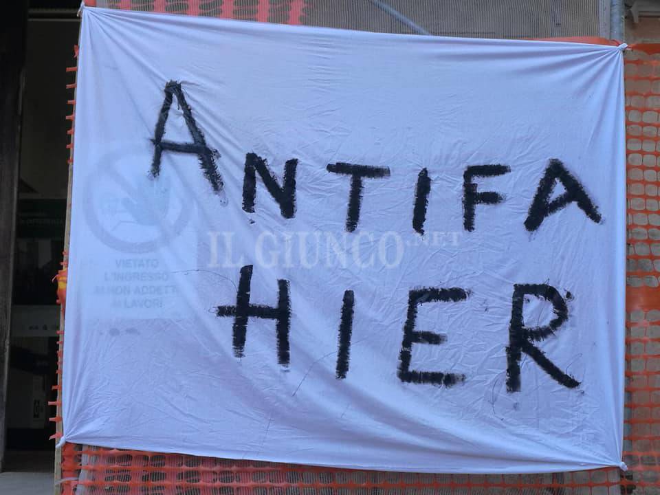 “Antifa hier: qui vive un antifascista” lo striscione sulla porta del palazzo comunale