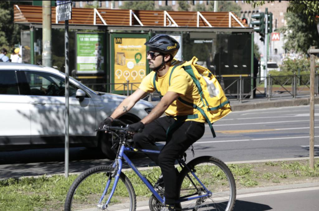 Vai a cena fuori? No, resto a casa e ordino con il telefonino. Ecco come cambiano i grossetani con l’arrivo dei “riders”