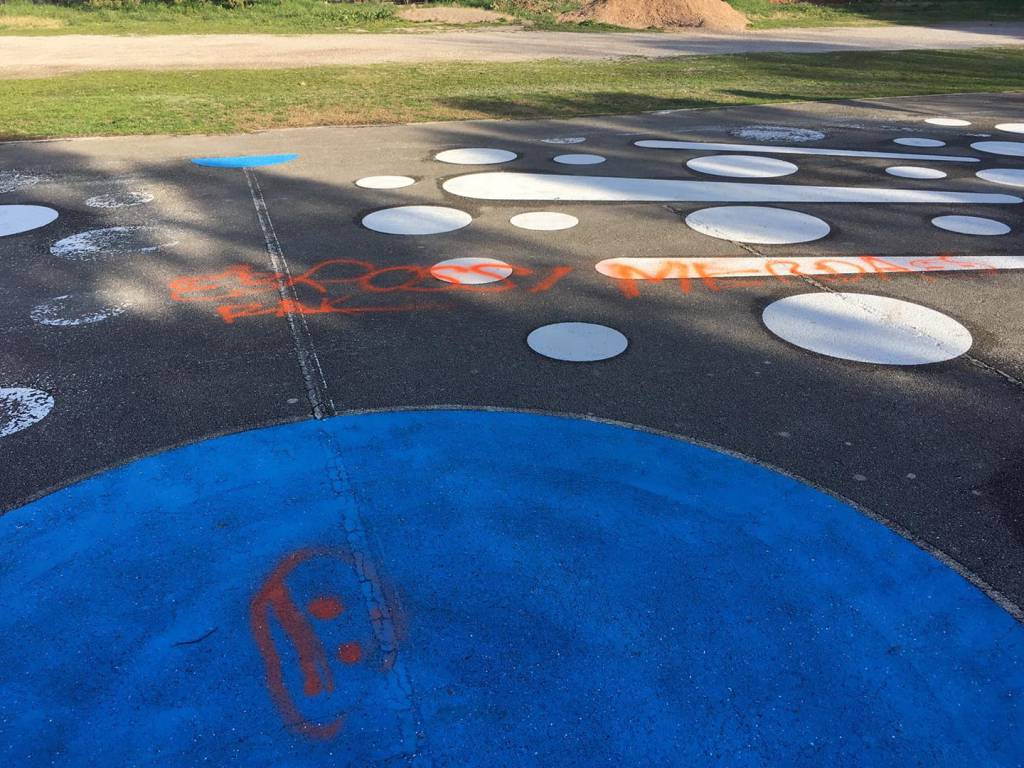 Imbrattata con lo spray l’opera di street art nel campo da basket. Ma ci sono le telecamere