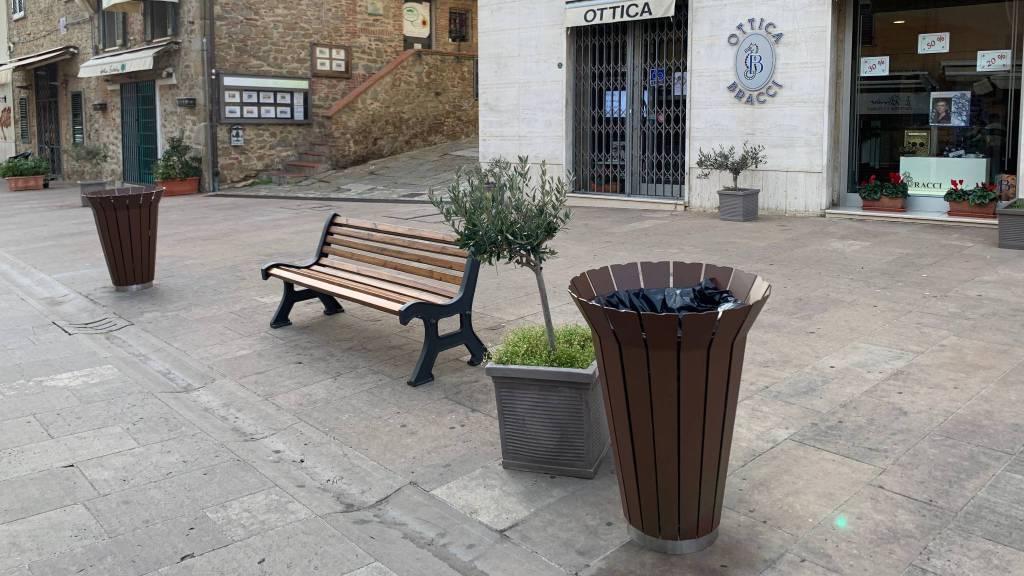 Restyling del centro: installati nuovi cestini e porta bici dalle forme e materiali innovativi