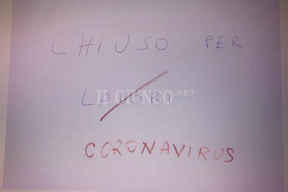 “Chiuso per Coronavirus” sul ristorante orientale il cartello (finto) che indigna la città