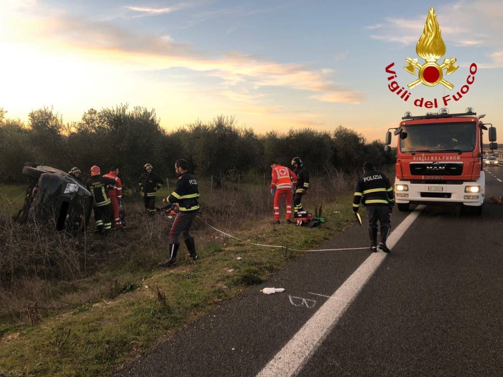 Incidente sulla Senese: auto esce di strada. Donna resta incastrata tra le lamiere