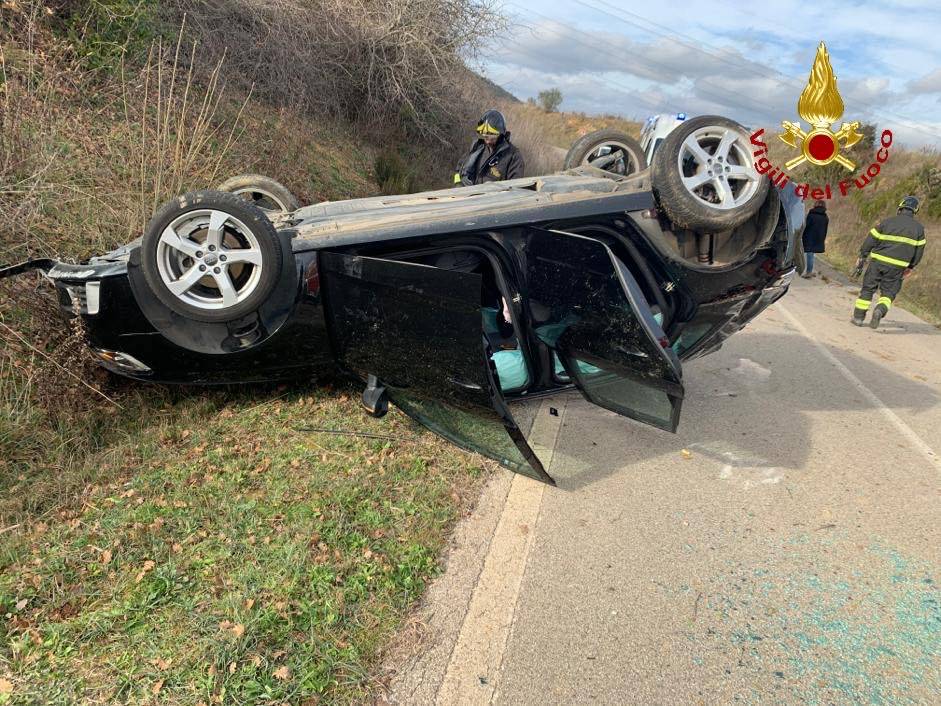 Auto esce di strada e si ribalta: feriti quattro ragazzi. Anche una ragazzina di 15 anni